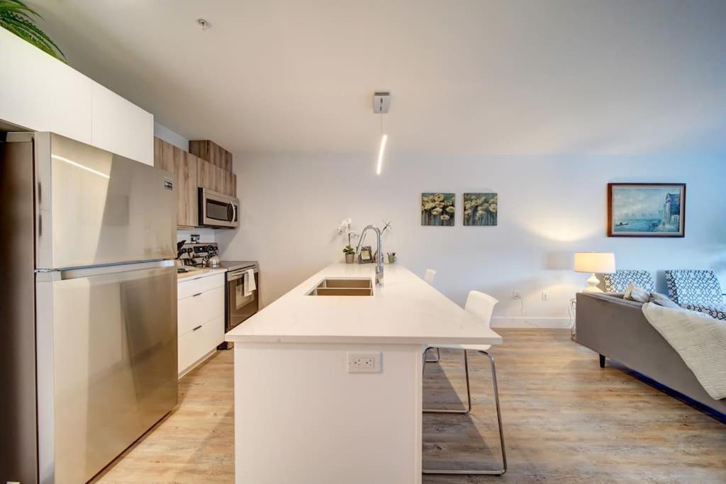 Luxurious Modern 2Br Condo Sleeps 5 Coffee, Ac, Wifi Halifax Esterno foto